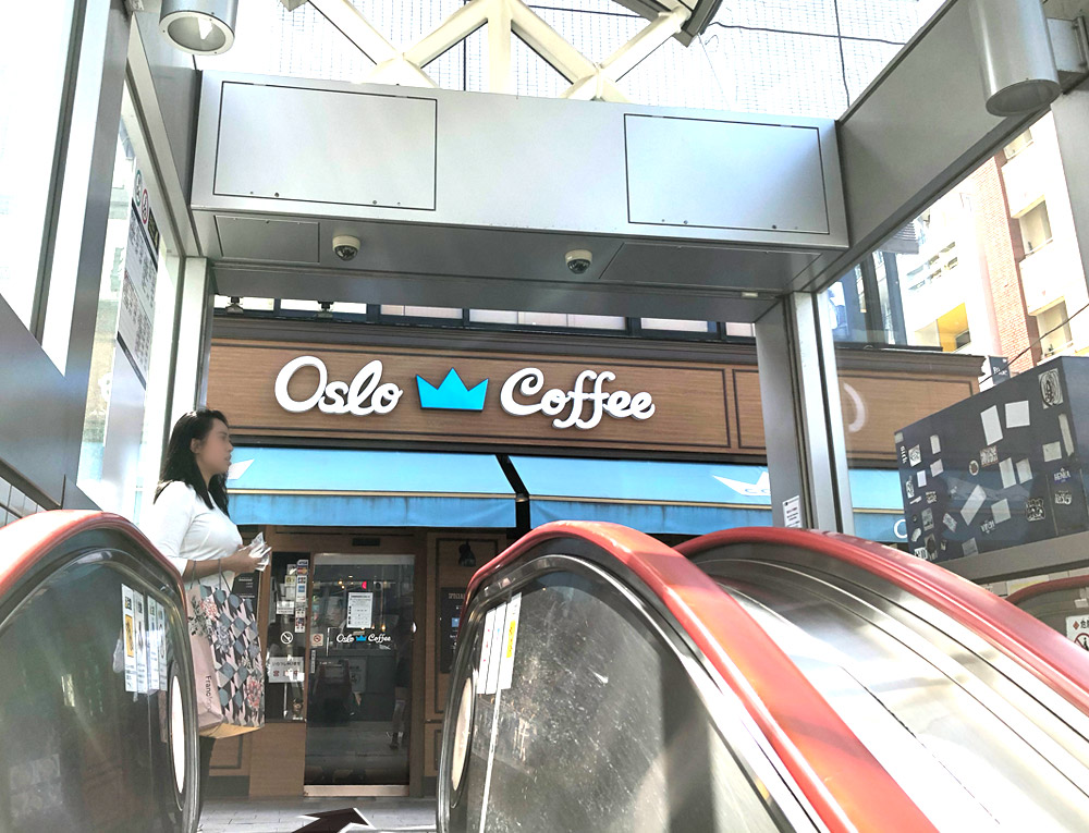 「4番出口」のエスカレーターを上がると「Oslo Coffee」が見えます。